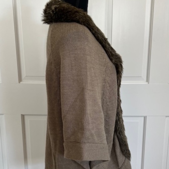 Coldwater Creek Greige Merino Wool Knit Wrap with Faux Fur Trim Size XS/SM - Picture 3 of 9